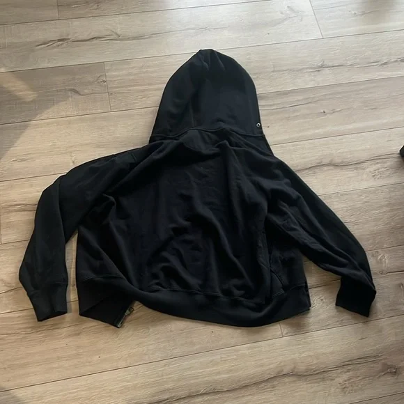Black Uniqlo zip up - Picture 2 of 3